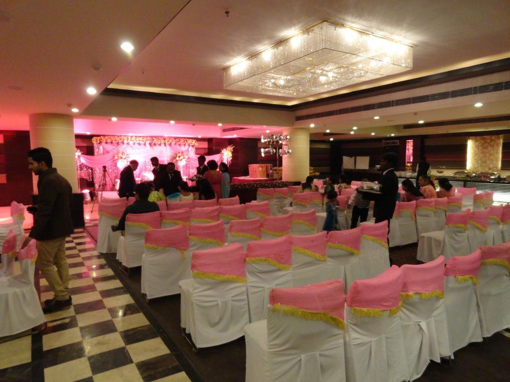 Gulmor Hotel Ludhiana Zewnętrze zdjęcie