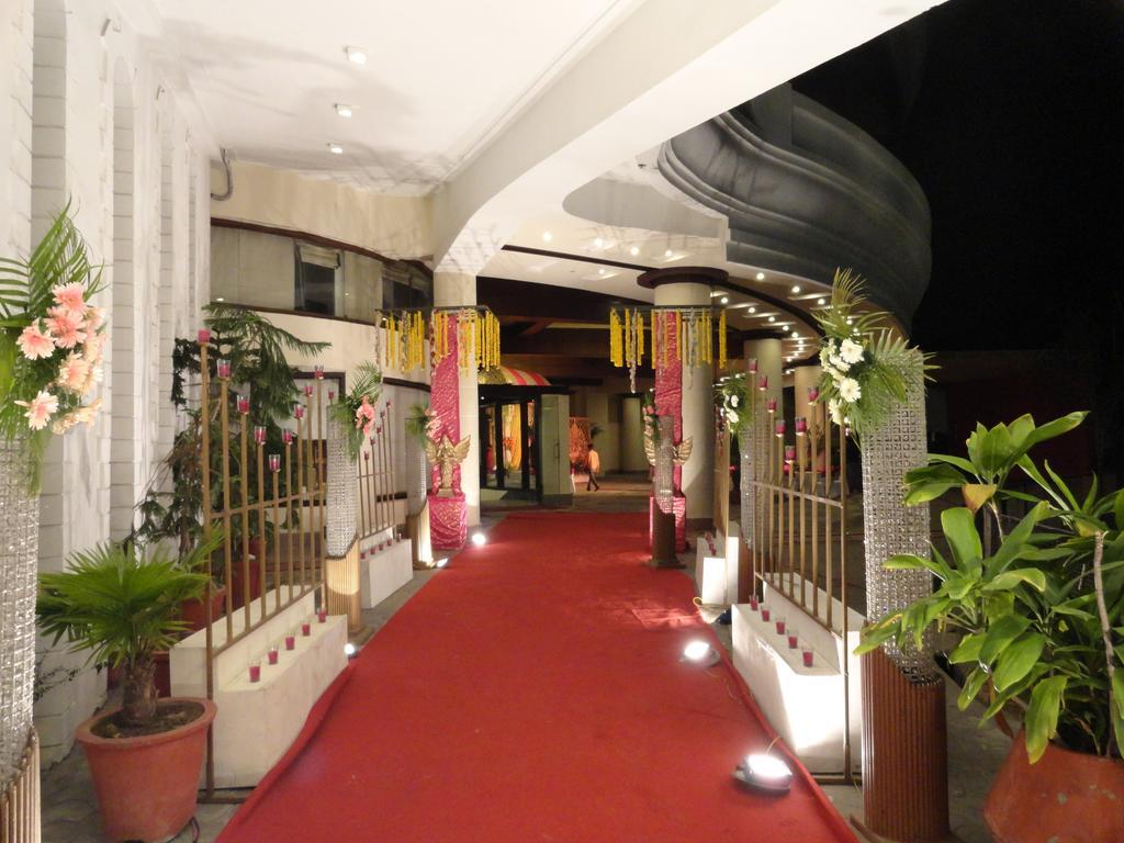Gulmor Hotel Ludhiana Zewnętrze zdjęcie