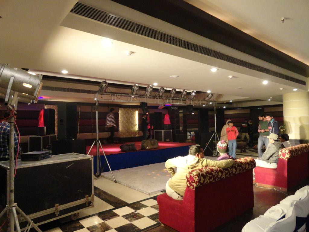 Gulmor Hotel Ludhiana Zewnętrze zdjęcie