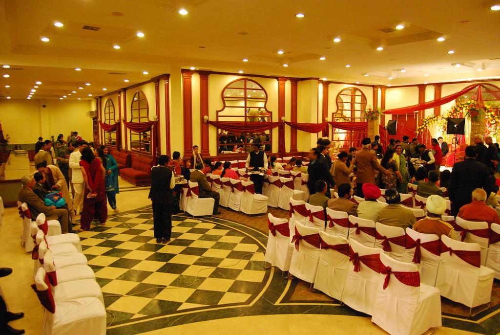 Gulmor Hotel Ludhiana Zewnętrze zdjęcie