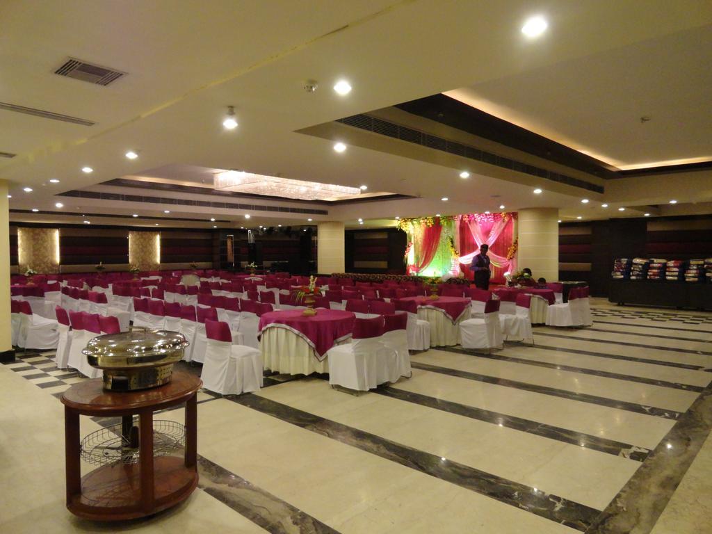 Gulmor Hotel Ludhiana Zewnętrze zdjęcie