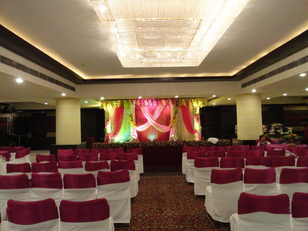 Gulmor Hotel Ludhiana Zewnętrze zdjęcie